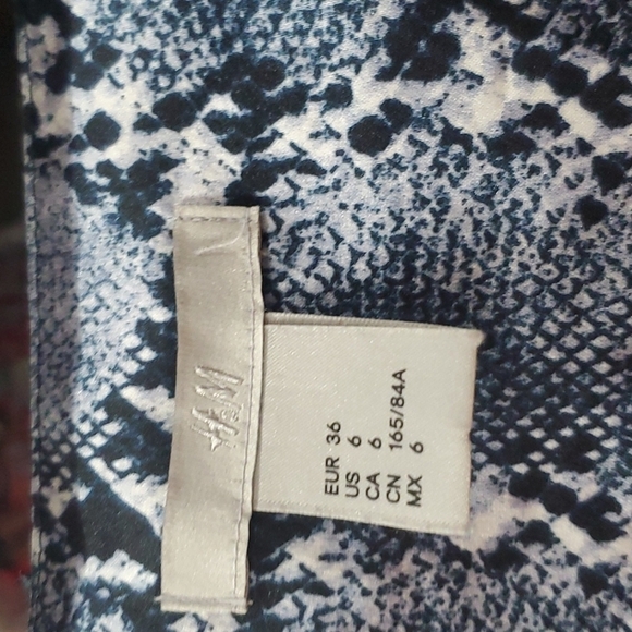 H & M Tank top Blue with white snakeskin patterns size 6 - Picture 5 of 7